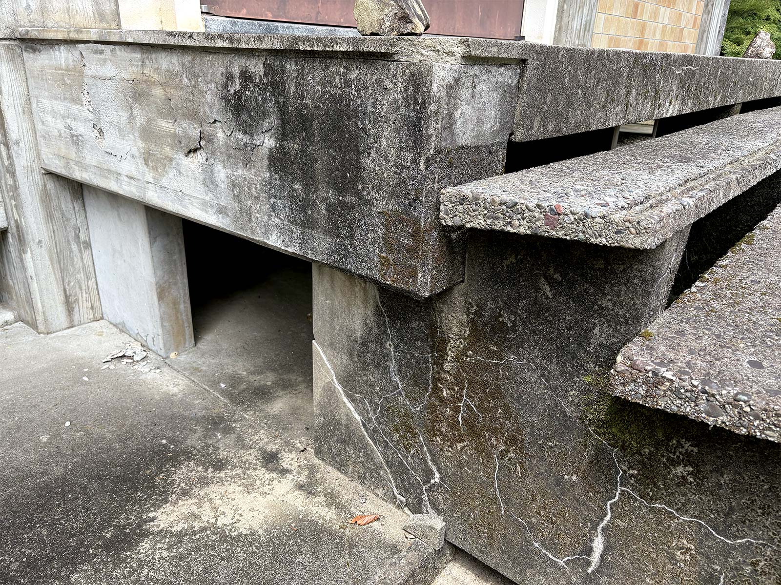 劣化したコンクリート